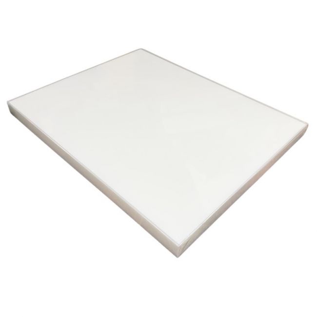 Mesa quadrada de poliéster. Medição: 50x40x3cm